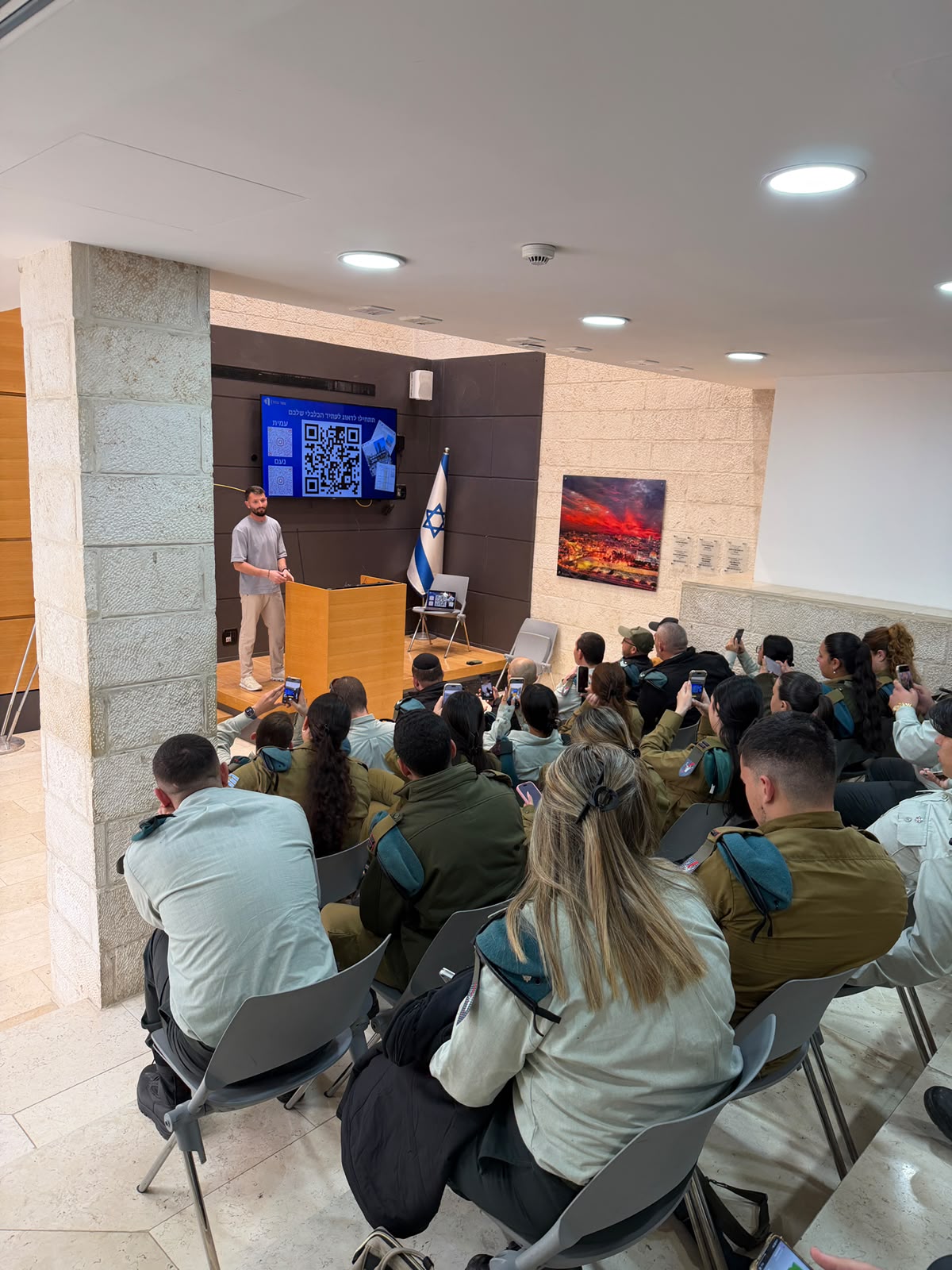 עמית מרצה על נדל״ן לקבוצת אנשי כוחות הביטחון